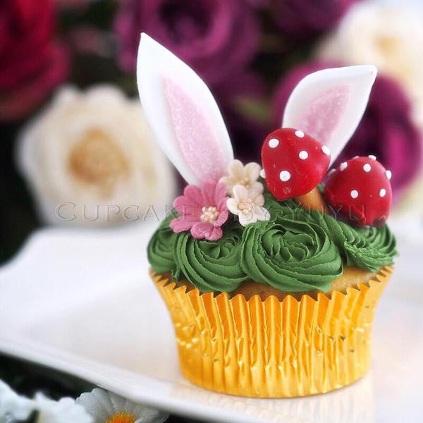 Best of Cupcakes - Alice in Wonderland-Inspired Cupcake - Cupcakes by yuyu