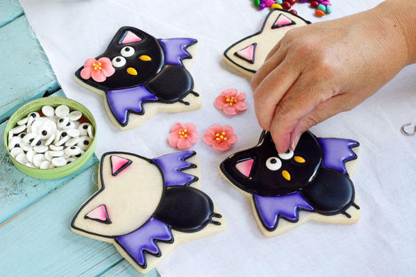 Simple Bat Cookies for Halloween- Girl bats by www.thebearfoootbaker.com