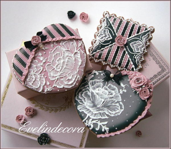 #5 - Valentine's Day Brush Embroidery Cookies by Evelindecora