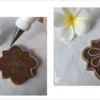 Steps 2a and 2b - Outline Cookie Edge and Petals: Design, Cookie, and Photos by Manu