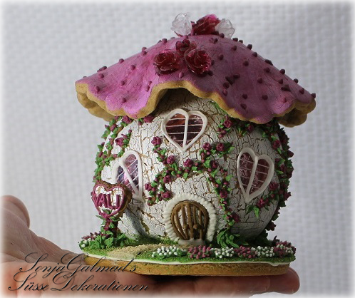 Gingerbread House - Small Mushroom Cottage with Mini Glass (Isomalt) Roses