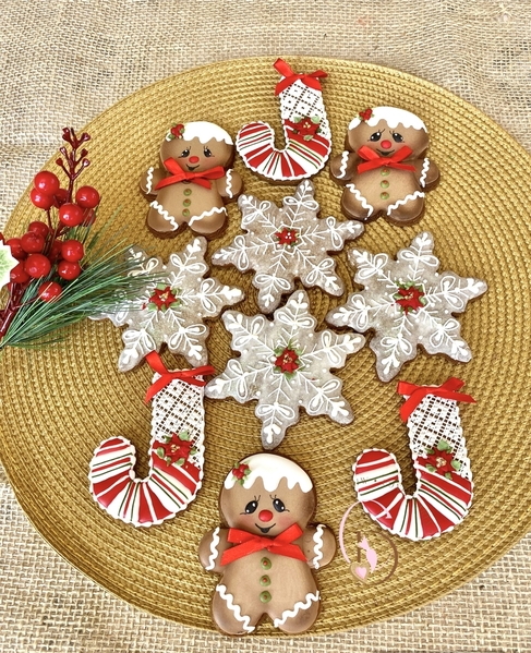 #1 - Christmas Gingerbread Men, Snowflakes, and Candy Canes by Cláudia Dmytriw Pichek