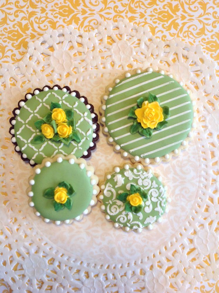 Yellow roses on green cookie