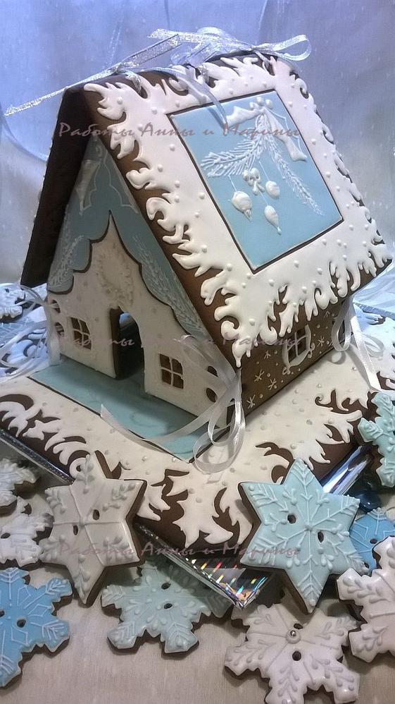 Winter Gingerbread House "White and blue"