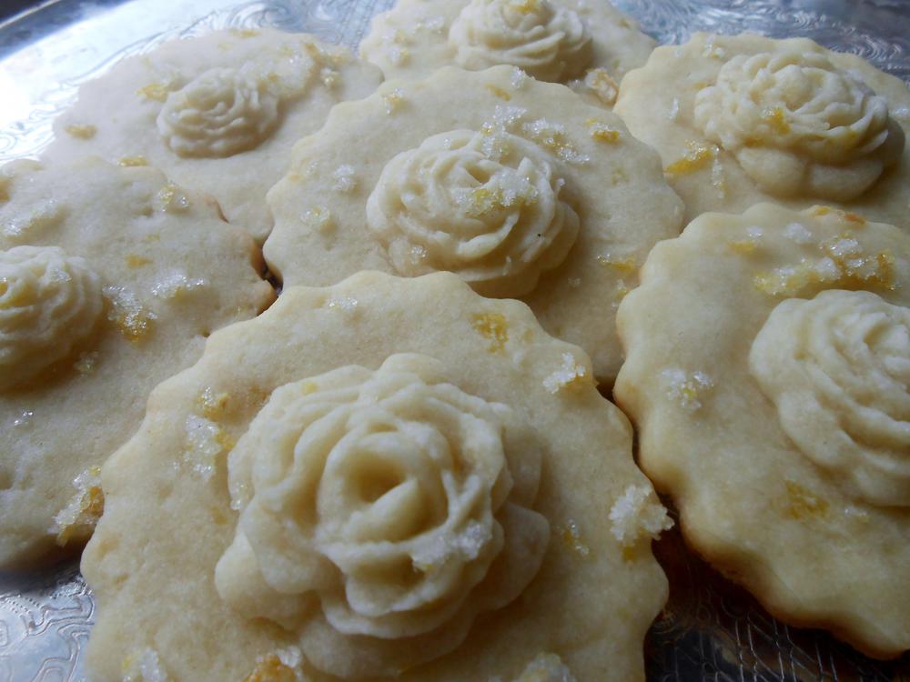 Lemon Shortbread with Roses