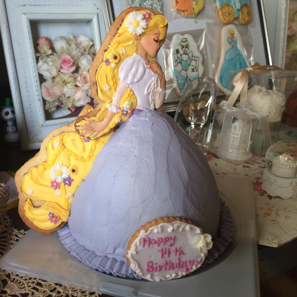 Rapunzel cake with a cookie pop