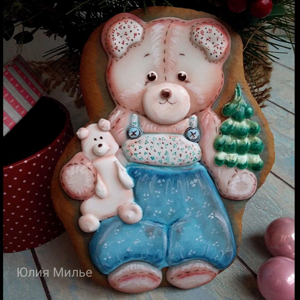 gingerbread teddy bear with Christmas  tree