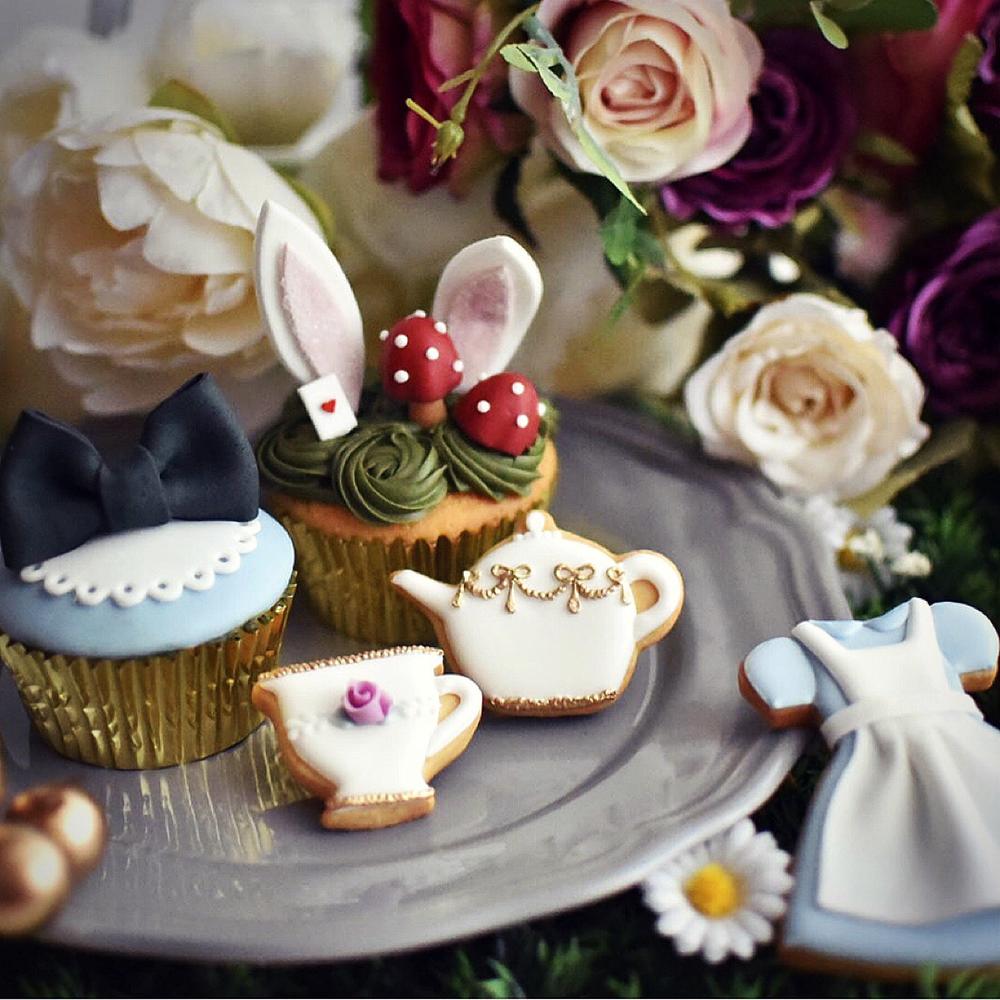Alice in Wonderland Cookie and Cupcake Set