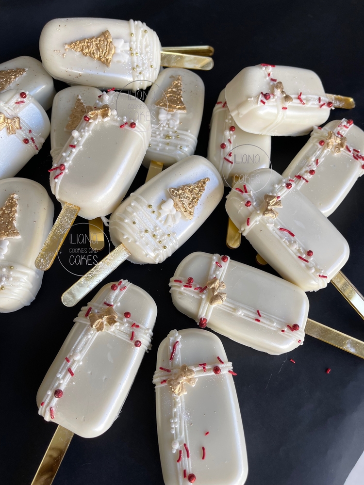 Christmas Cakesicles by Iliana Cookies and Cakes
